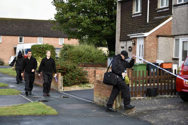 Briti sõjaväepolitsei kaheaastase Katrice'i röövimises kahtlustatava maja ees.