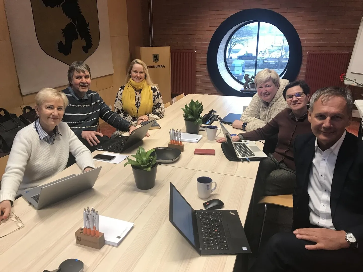 Parimate juhtide valimiseks kogunes žürii tänavu naistepäeval. Pildil vasakult alates Sirje Tammiste, Toomas Kuuda, Siiri Erala, Marika Priske, Maaja Vadi, Kaupo Kalev.