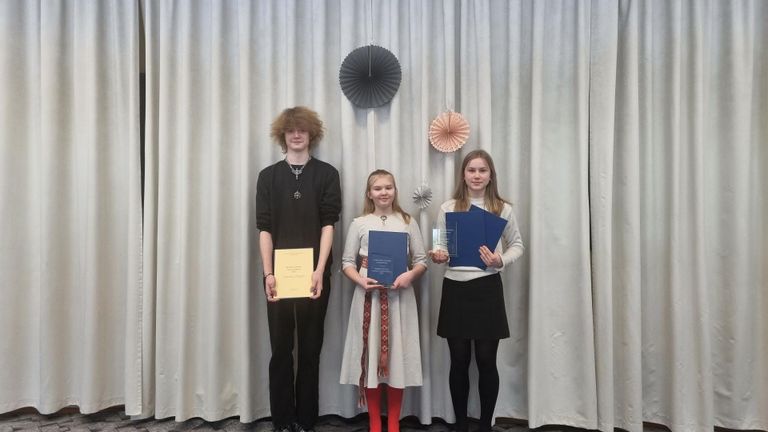 Vanemas vanuserühmas viis parima etleja tiitli Kilingi-Nõmme gümnaasiumi 6. klassi õpilane Margot Klettenberg (paremal), teise koha auhinna sai Surju kooli seitsmendik Triinu Ojaste (keskel) ning kolmanda koha 8. klassi õpilane Gregor Metsa. 