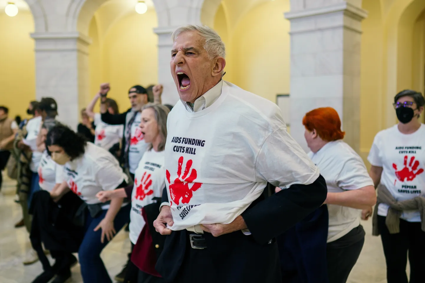 Meeleavaldajad osalesid 26. veebruaril 2025 USA Kapitooliumi Cannon Buildingus korraldatud «die-in» protestil Washingtonis USAs. Grupp protestis USAIDi PEPFAR programmi rahastuse kärbete vastu. PEPFAR on USA valitsuse algatus, mis on loodud HIV ja AIDSi leviku tõkestamiseks.