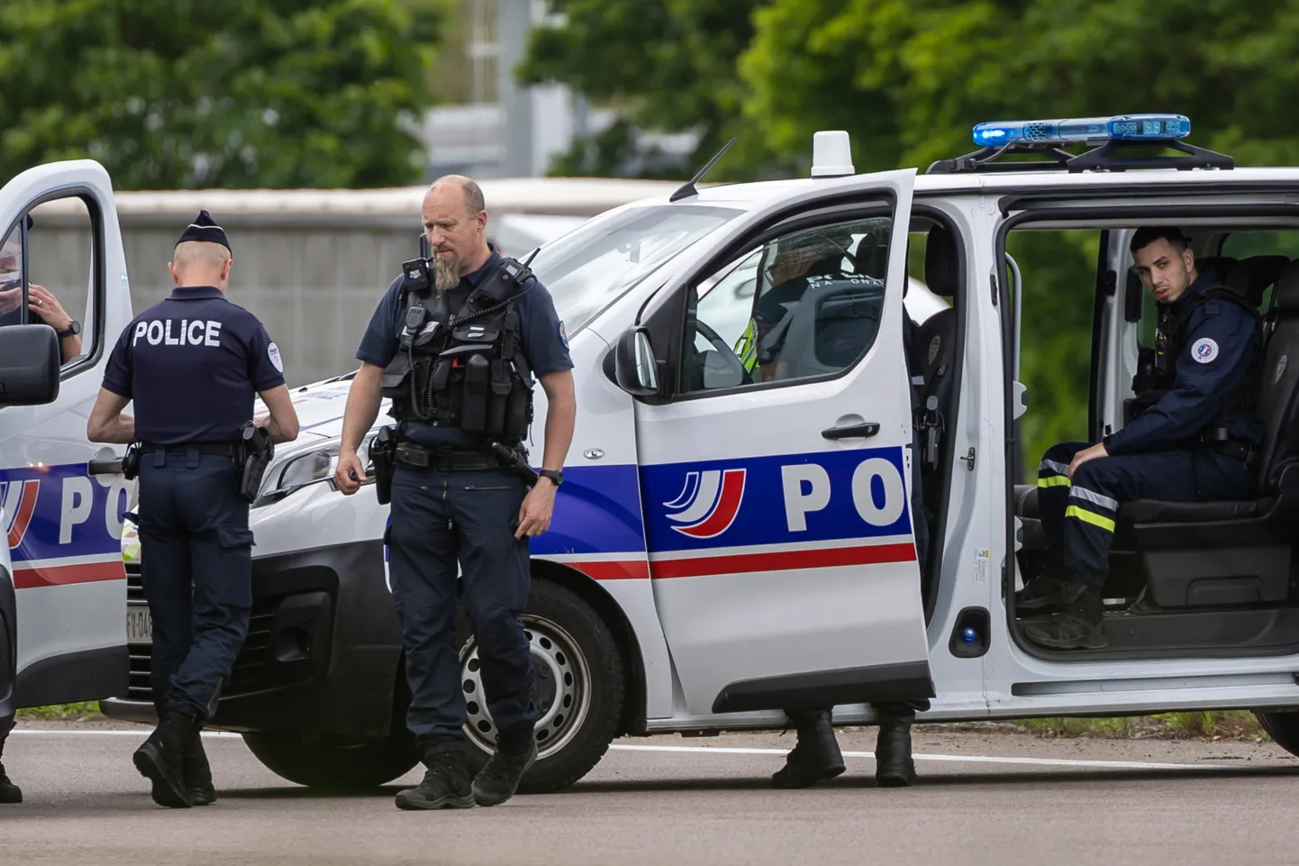 Prantsusmaa politsei on tänavatel suurte jõududega, et püüda kinni põgenemisel kaks vangivalvurit tapnud kurjategija.