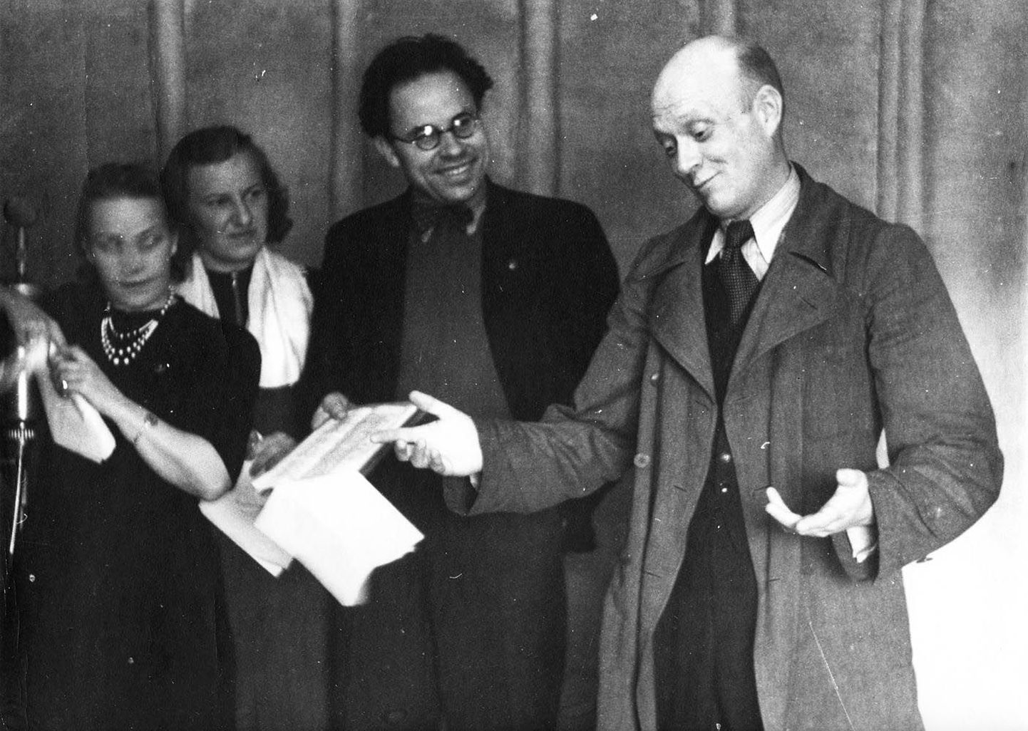 Raadiolegend Felix Moor (paremal) kuuldemängu proovis 1940. aastal.