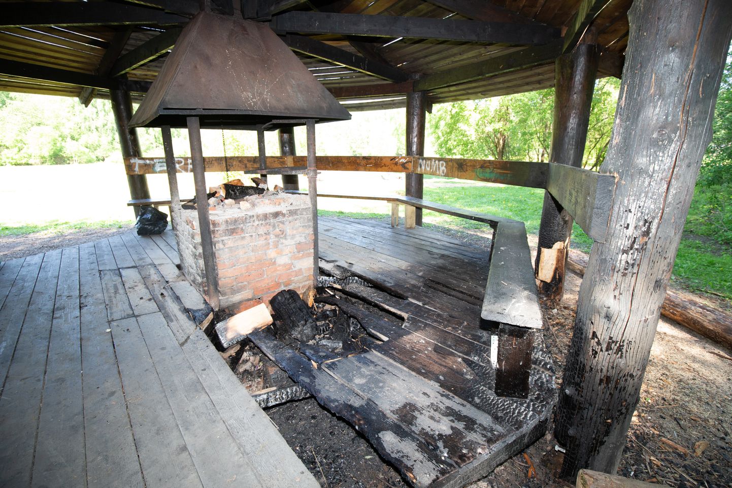 Ihaste grillikoja eelmise põlengu tagajärgi ei jõutud veel kordagi teha, kui põrand uuesti süüdati.