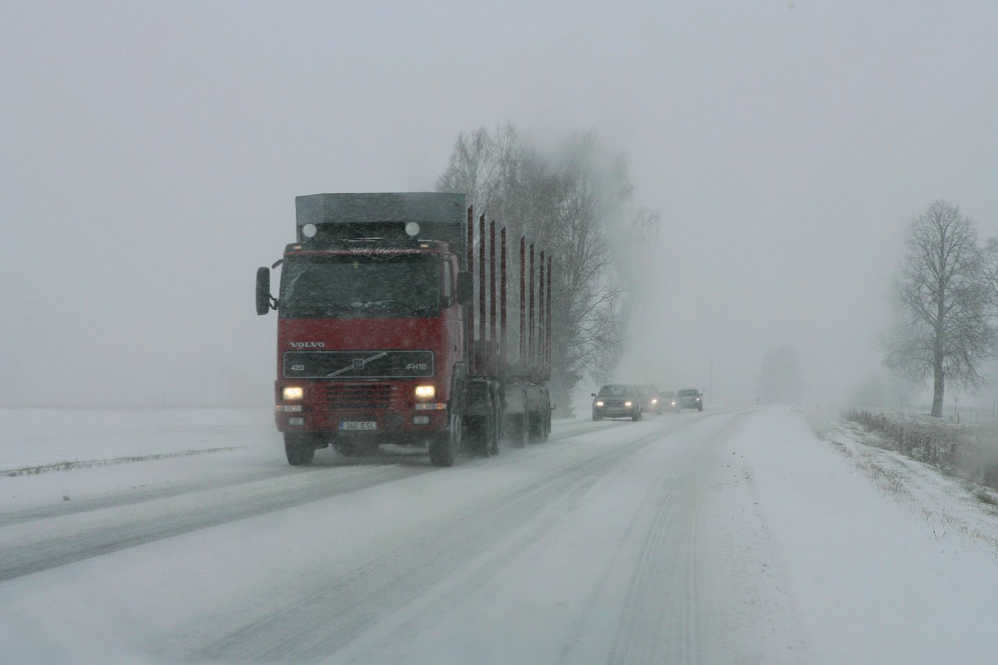 Paljudel Viljandimaa teedel sõidetakse täna ilmaolude tõttu 50-60 kilomeetrise tunnikiirusega.