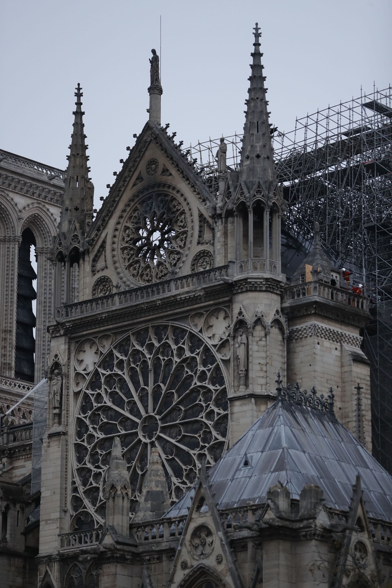 Parīzes Dievmātes katedrāle: rīts pēc ugunsgrēka