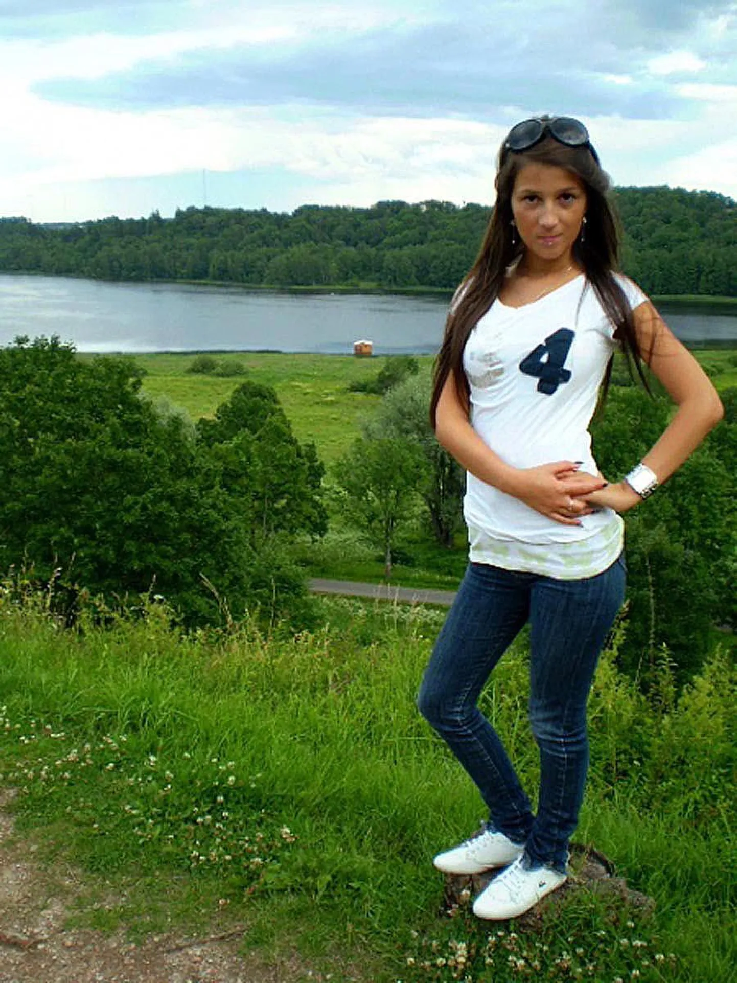 Stefani Jakuš lõpetas 2009. aastal Jakobsoni gümnaasiumi ning õpib praegu Eesti maaülikoolis aiandust.