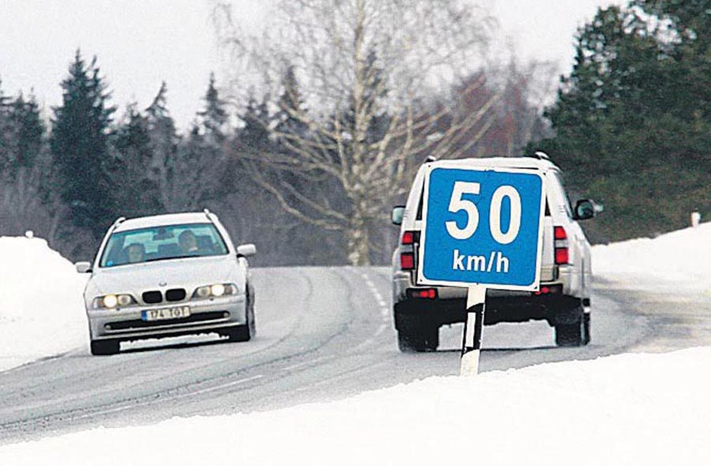 Kolmapäeval teele sadanud lumekiht hoiab killustikukive kuigivõrd kinni,
ent autojuhtidel soovitatakse ikkagi sõita tavalisest väiksema kiirusega.