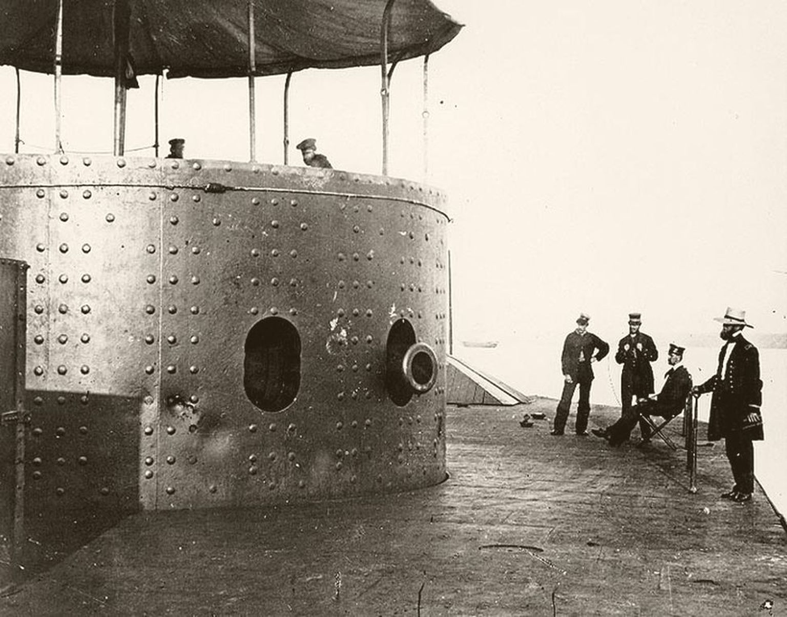 1862 aasta veebruaris vette lastud soomusaev Monitoril oli uudne pöörlev kahuritorn. Laev läks põhja sama aasta viimasel päeval karmides mereoludes.
Foto on laevameeskonna liikmed Monitori suurtükitorni juures, kui laev on Jamesi jõel 1962. aasta juulikuus.