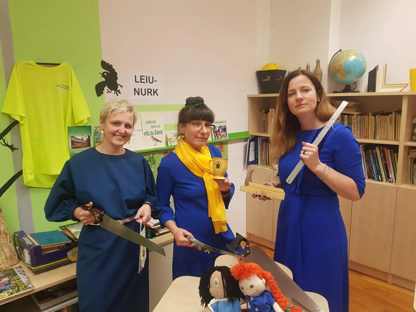 Komplekteeritakse leiunurka, kust nii mõnigi ese reedel uue (või vana) omaniku leidis. Vasakult õpetajad Katrin Vaheoja, Lemme Mäe ja direktor Aet Kruusimägi.
