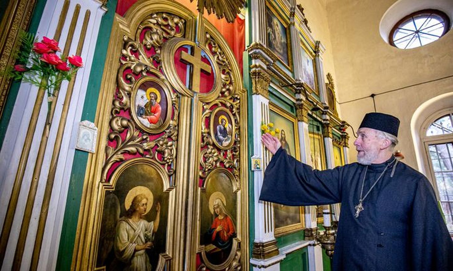 Настоятель Церкви Преображения в Хяэдемеэсте Ардалион Кесккюла показывает две иконы из иконостаса, которые были украдены 25 лет назад, но теперь возвращены храму.