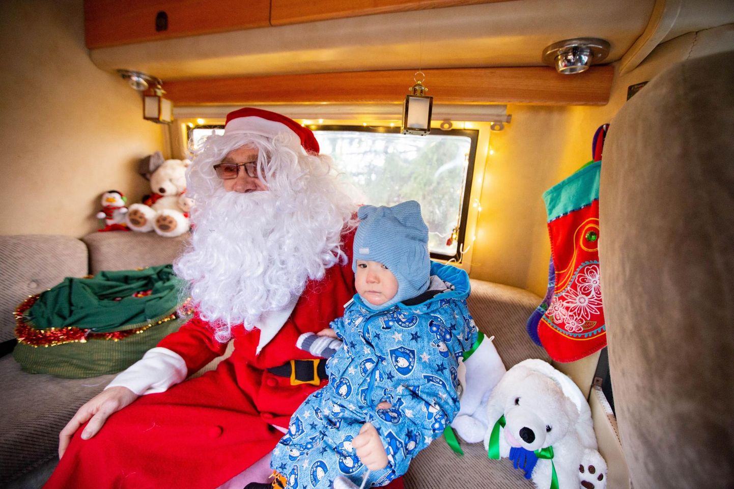 Laupäeval tõi Tapa kandis lastele rõõmu jõulubuss, millega sõitis komme jagav jõuluvana.