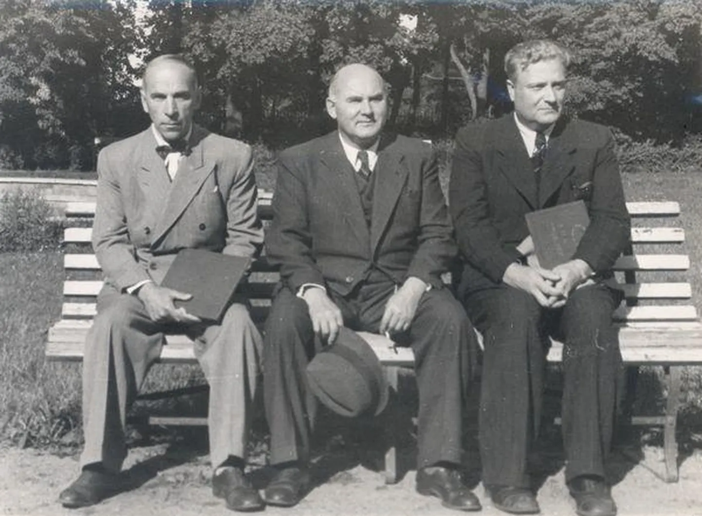 Johannes Semper, Johannes Vares-Barbarus ja August Jakobson, tõenäoliselt aastal 1939. Eesti Vabariigil oli jäänud kesta veel aastajagu.