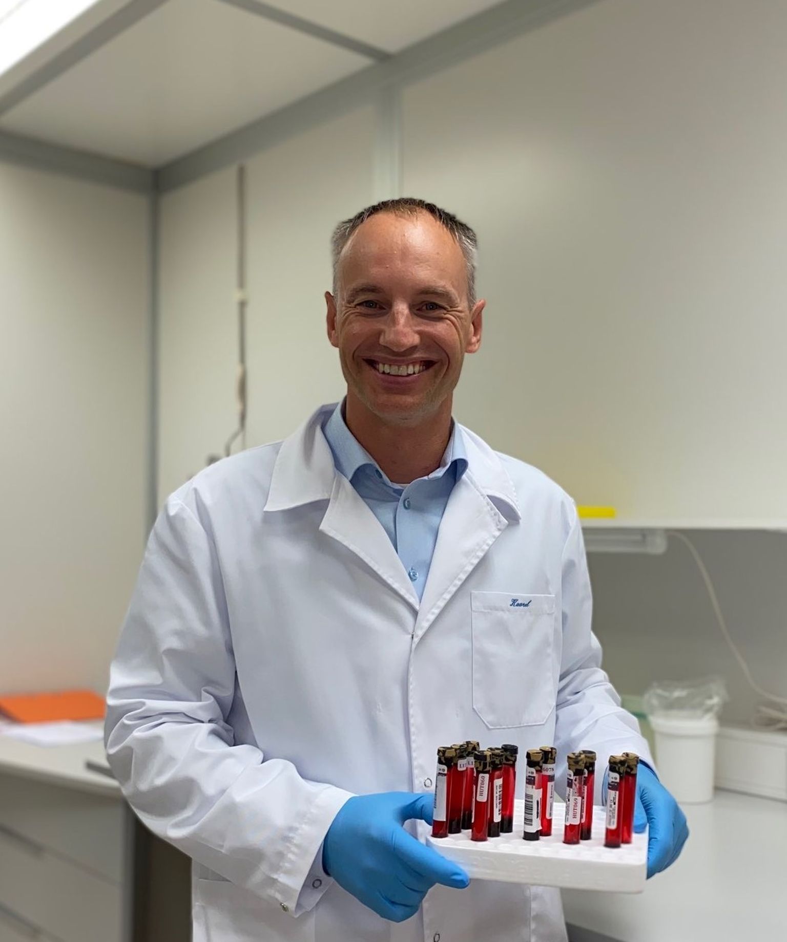 Tervisetehnoloogiate Arenduskeskuse täppismeditsiini laborijuhataja Kaarel Krjutškov 12 vereprooviga. Sama palju on uues NIPTIFY testis uuritavaid kromosoomhaigusi.