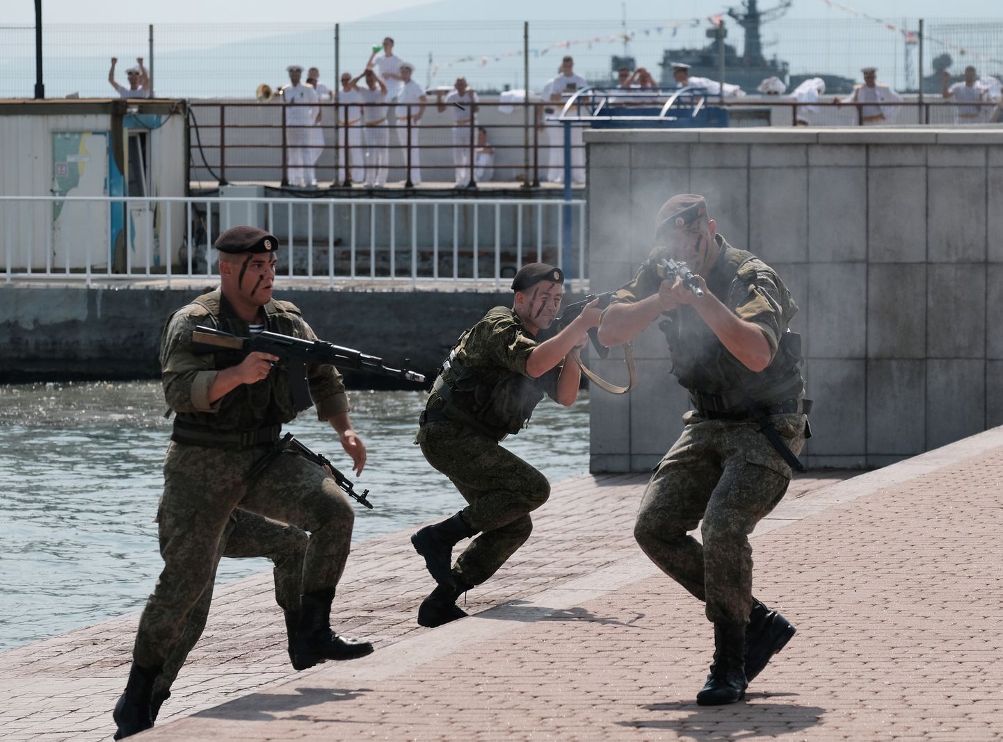 Vene merejalaväelased demonstreerimas oma oskusi sõjalaevastiku päeval.