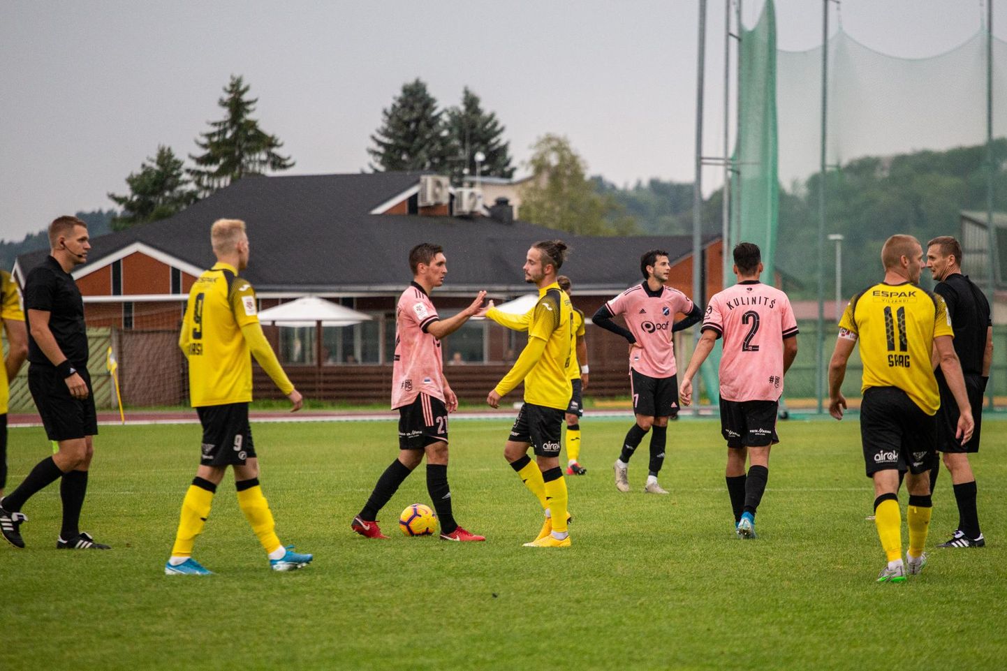 Viljandi Tueviku mängijatele (kollases) lõppes Eesti jalgpalli koroonakriis õnnelikult ja keegi ei nakatunud. Nõmme Kalju ridades on aga kolm meest viirusekandjate seas.