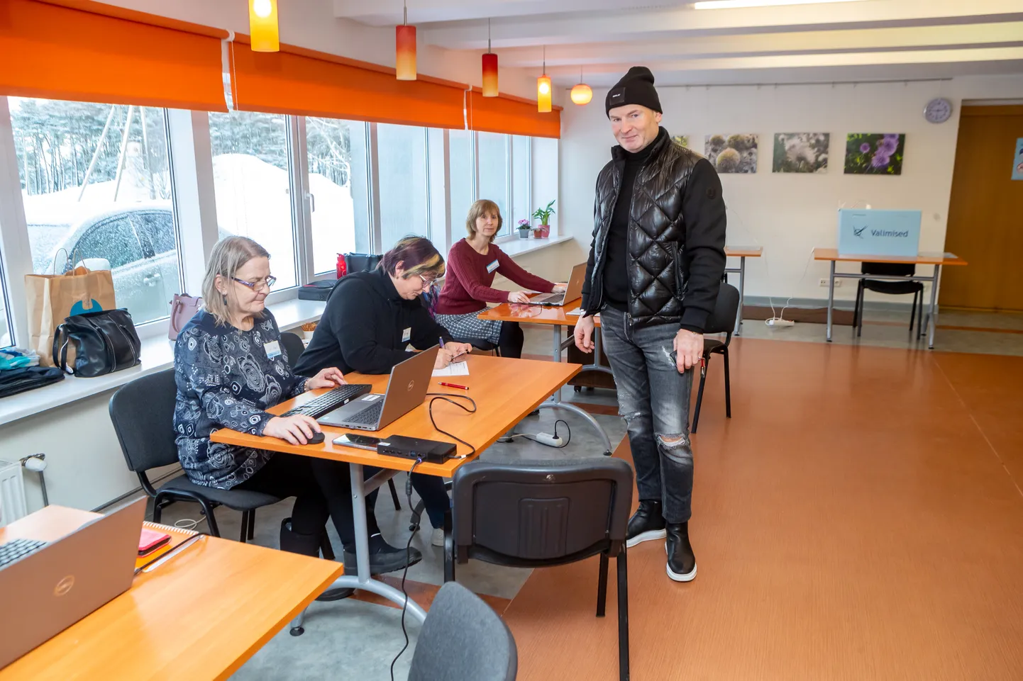 ESIMENE VALIJA: Veerand tundi pärast valimisjaoskonna avamist astus Salme valmisjaoskonda sisse esimene valija Gert Luik.