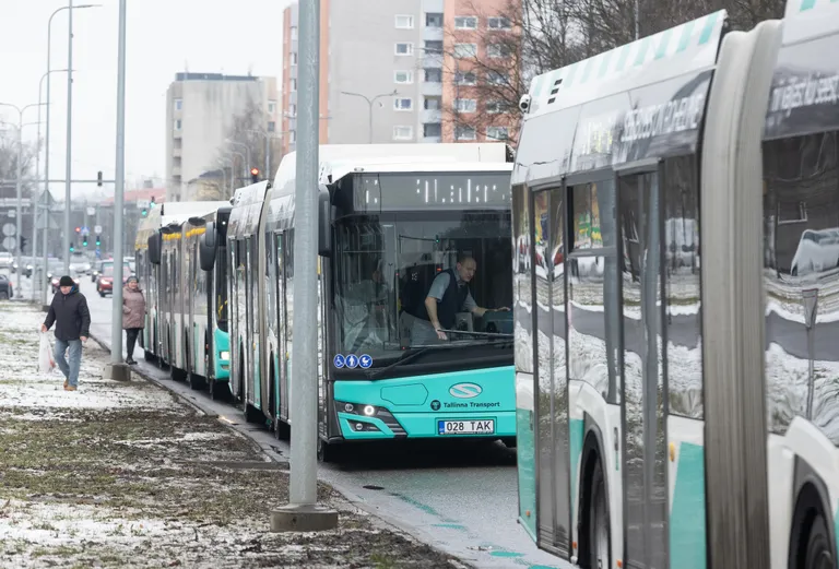 Bussid rodus lumises Tallinnas Sõle tänaval.