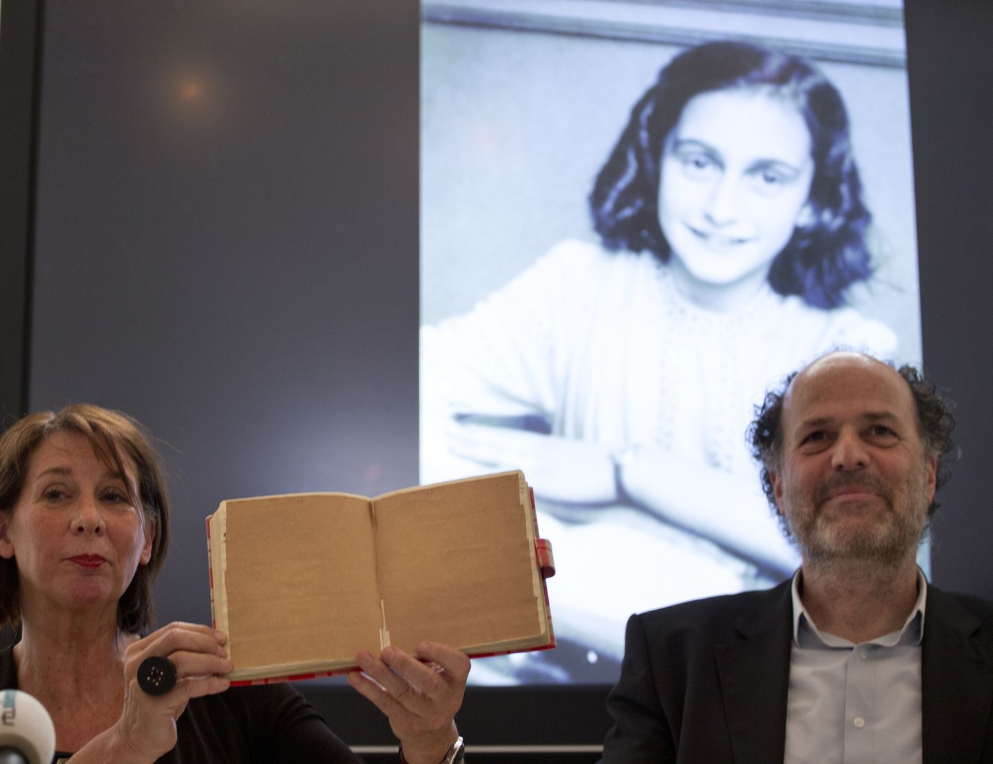 Uurijad Teresien da Silva ja Ronald Leopold näitamas Anne Franki päeviku kinnikleebitud lehekülgi