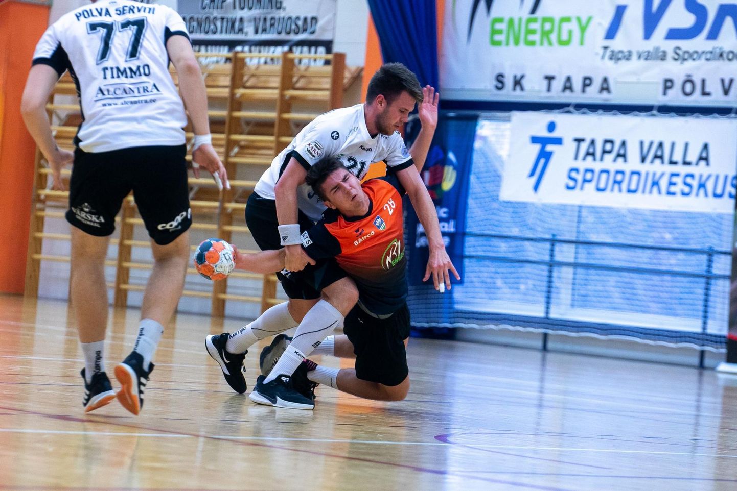 Marten Saar (palliga) toetas Tapa käsipallimeeskonda karikavõistluste teises mängus tiimiga Põlva/Arcwood nelja väravaga.