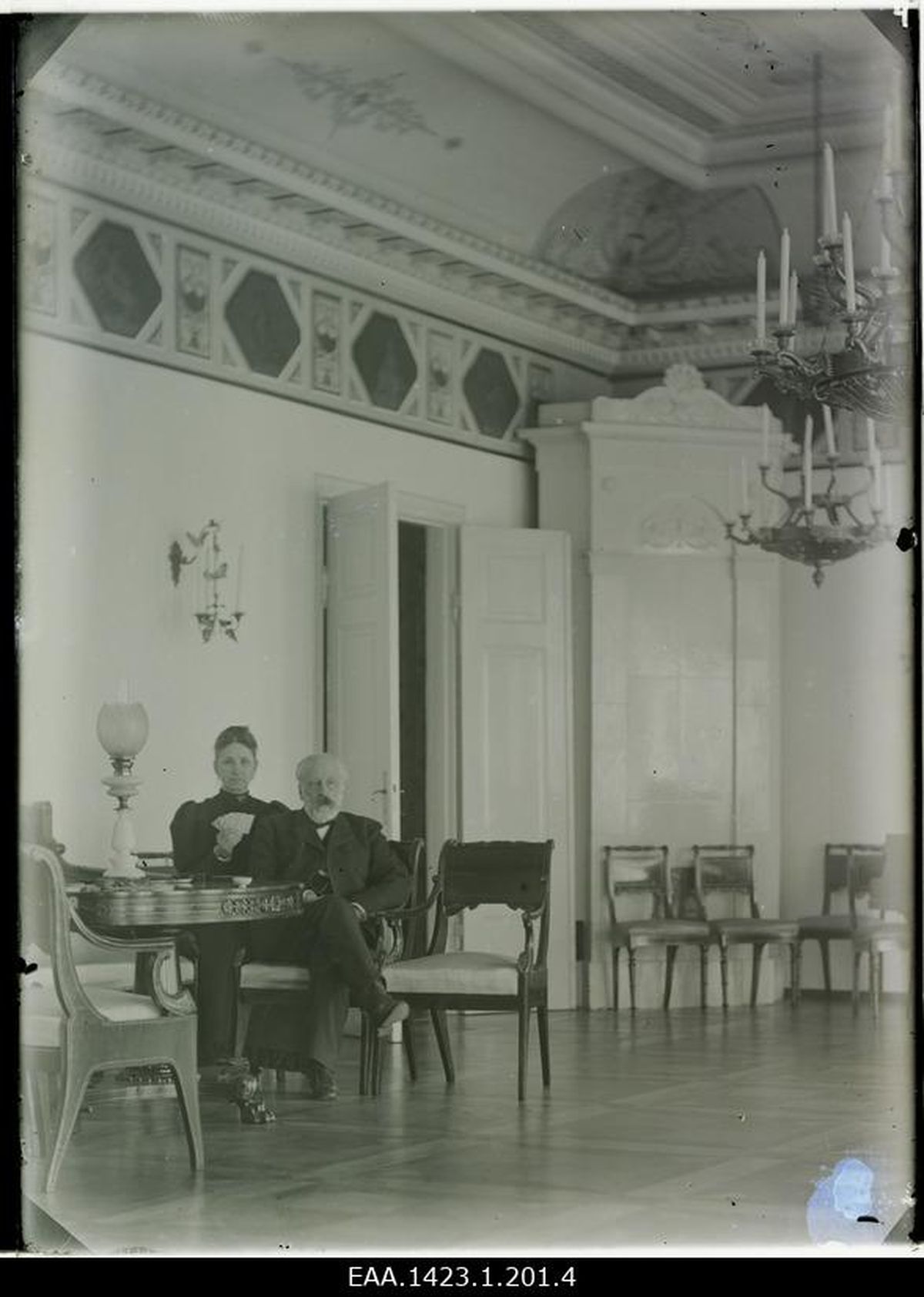Александрина и Николай фон Деллингсгаузены в своем городском доме на улице Пикк примерно  1894 году.