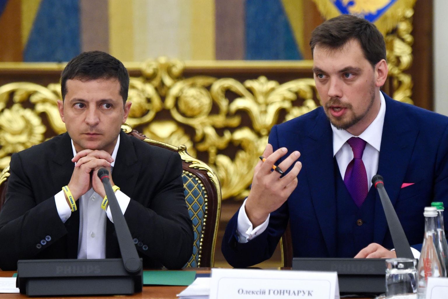 Ukraina president Volodõmõr Zelenskõi (vasakul) ja peaminister Oleksi Gontšaruk pärast ametisse astumist möödunud aastal.