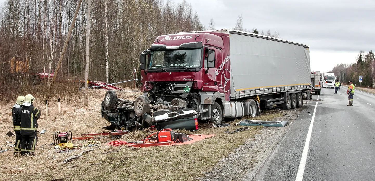 Häädemeeste lähistel Penu külas Tallinna-Pärnu-Ikla maanteel juhtus möödunud nädalal traagiline liiklusõnnetus.