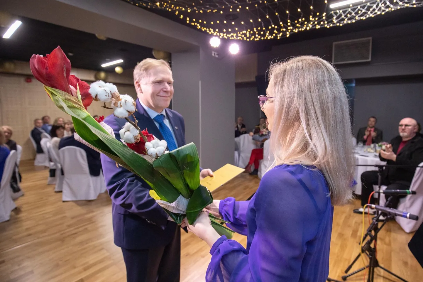 Tapa vallavanem Riho Tell sai Virumaa Teataja peatoimetaja kohusetäitjalt Kristi Ehrlichilt kätte pressisõbra tiitli.