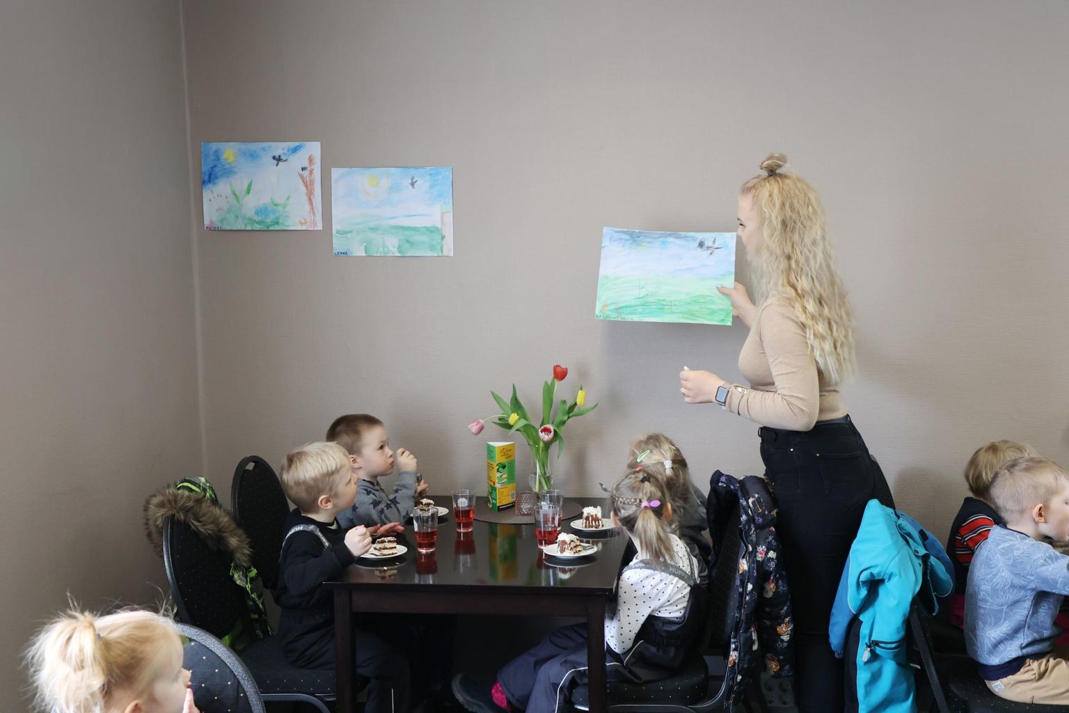 Ele Puidet kinnitab Luise kohviku seintele Mürakarude rühma laste joonistusi kevadest.