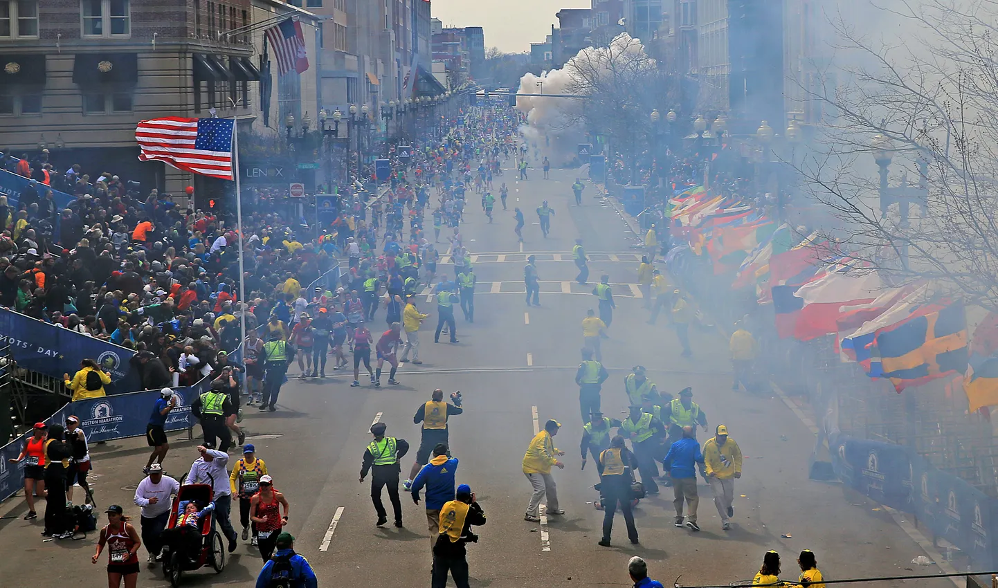 Bostoni maratoni finišipaiga lähistel toimusid plahvatused, mille tagajärjel hukkus kolm inimest.