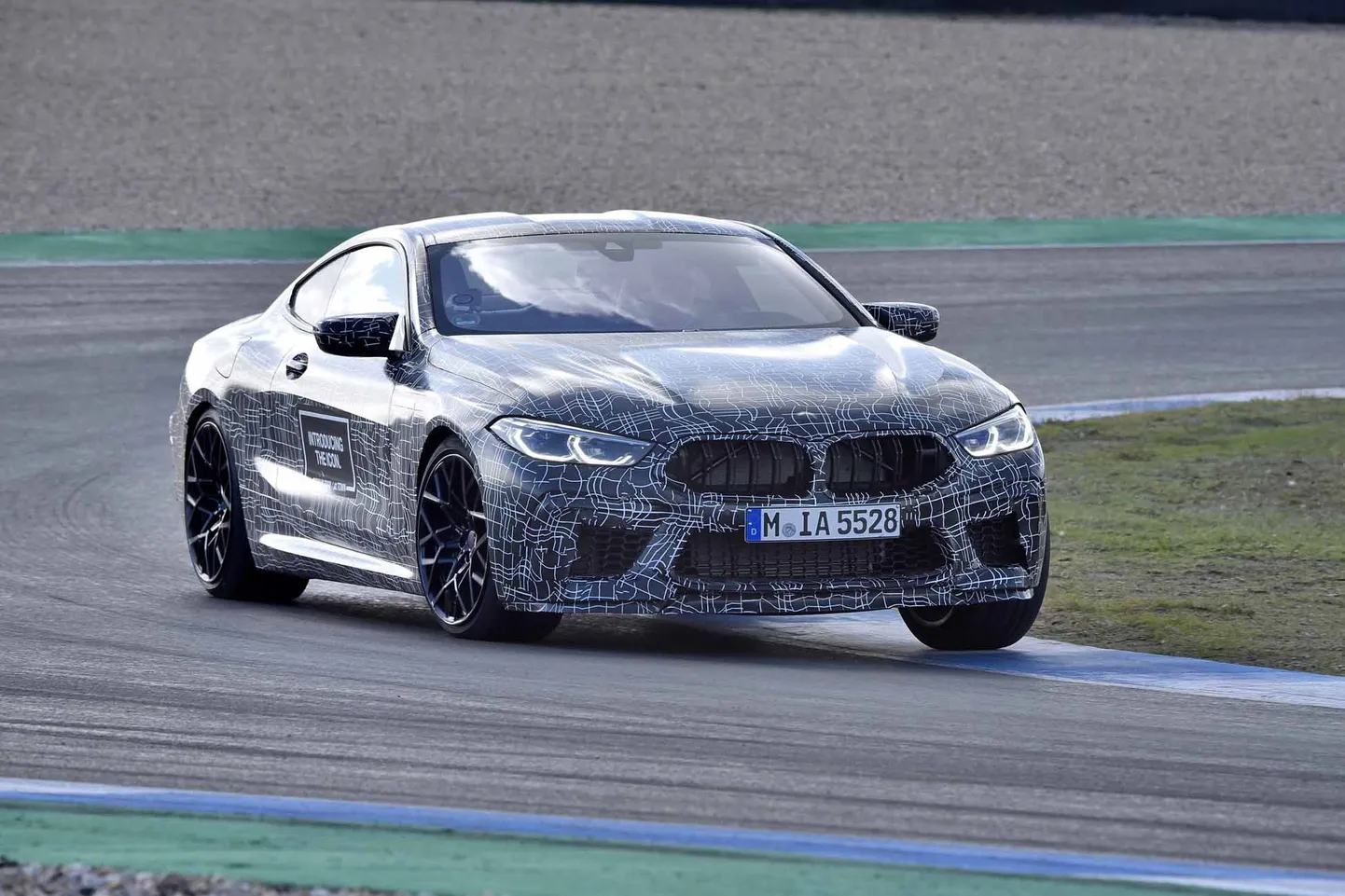 BMW M8 kupejas prototips