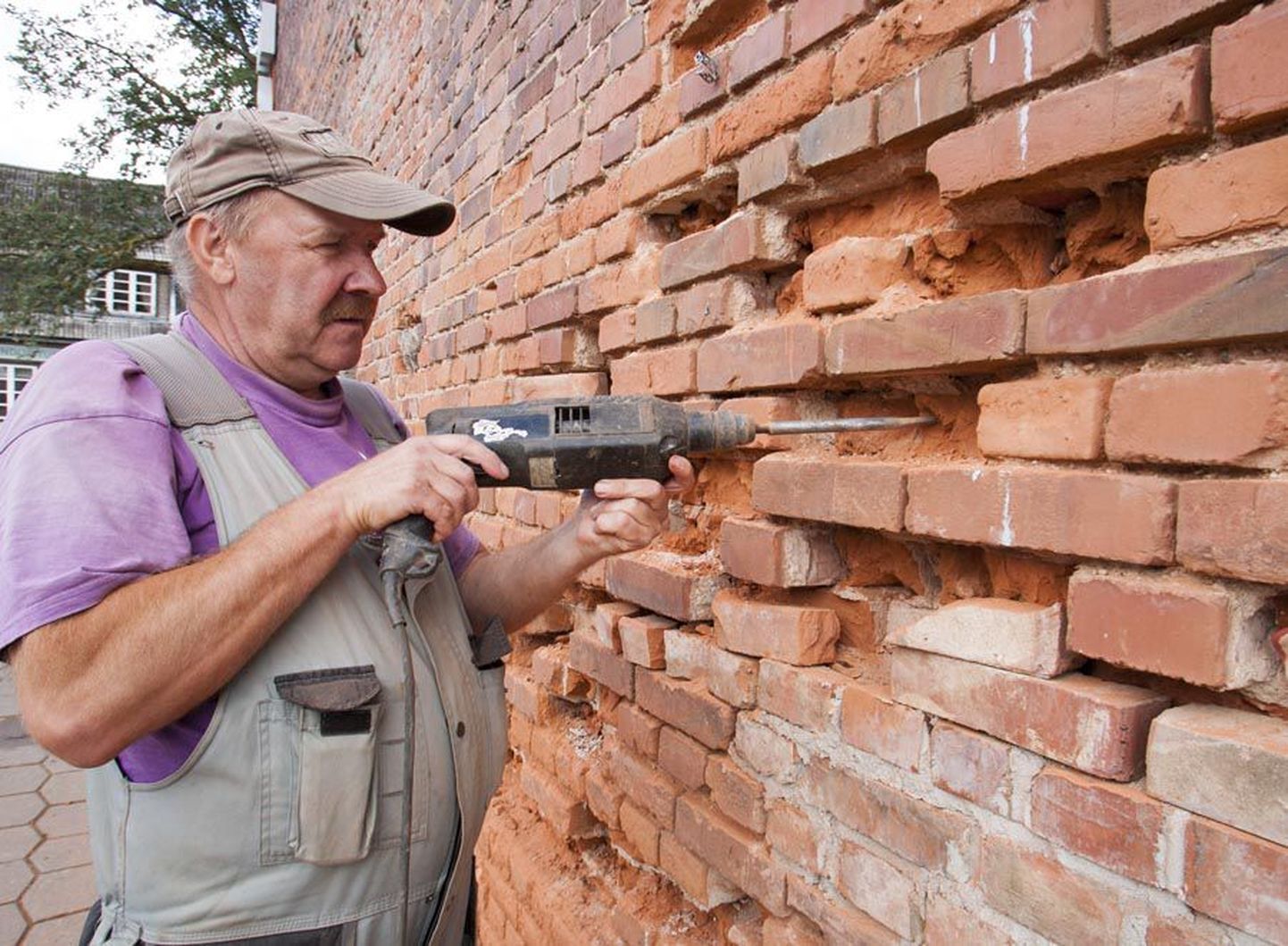 Kaubamaja seina kive vahetav töömees Peep Närska lausus, et lagunenud kivide eemaldamisega tekib palju puru ja tolmu.