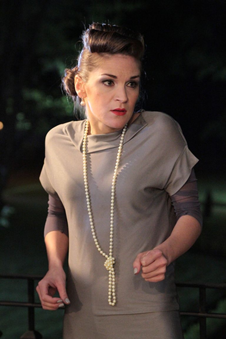 TV3 seriālā "Ēnu spēles" pievilcīgā aktrise Ilze Ķuzule-Skrastiņa atveido galveno lomu un iejūtas privātdetektīves Gabrielas Ozoliņas tēlā 