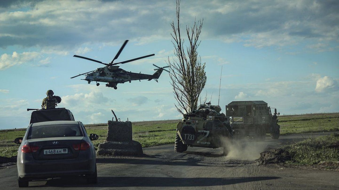 Российские военные сопровождают автобусы с украинскими военными, вышедшими с «Азовстали».