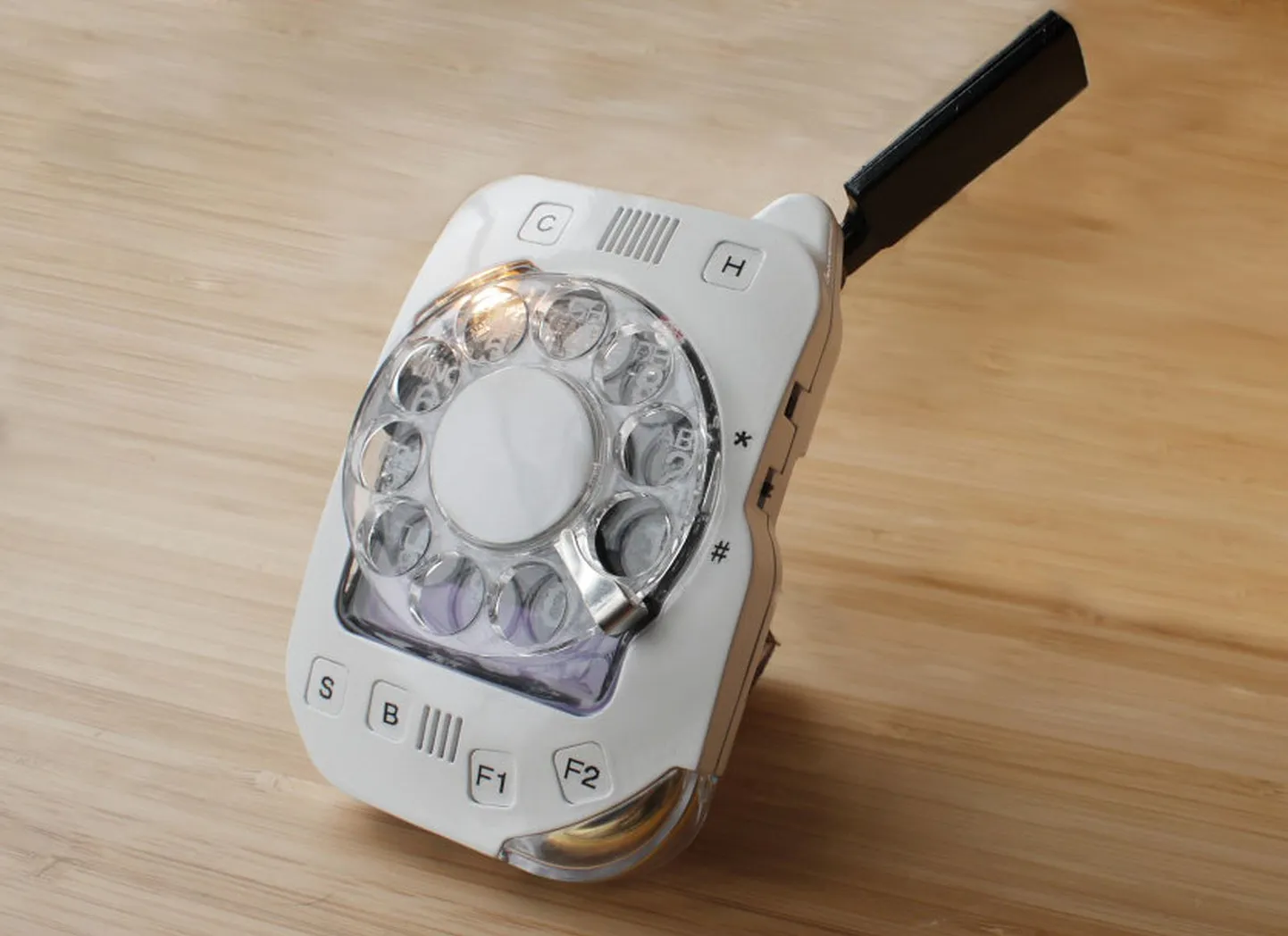 Kettaga telefon äratab kindlasti oma välimusega tähelepanu, samas pole seda mõtet igal vabal hetkel näppida.