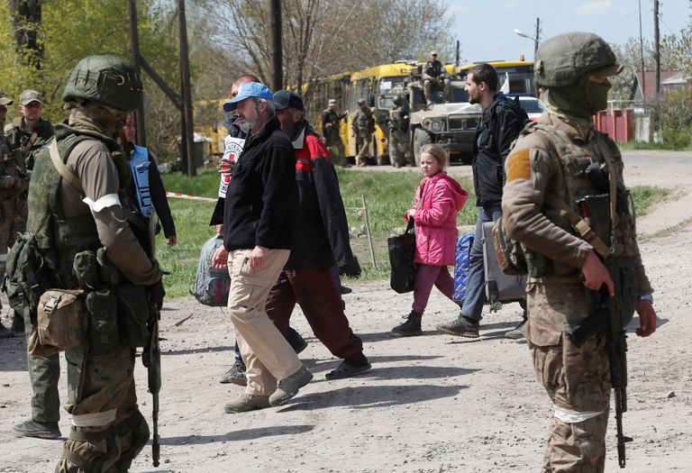 Põgenikke saadavad nende teekonnal ÜRO kui ka Rahvusvahelise Punase Risti ametnikud. Esiplaanil relvastatud Vene sõdurid. 