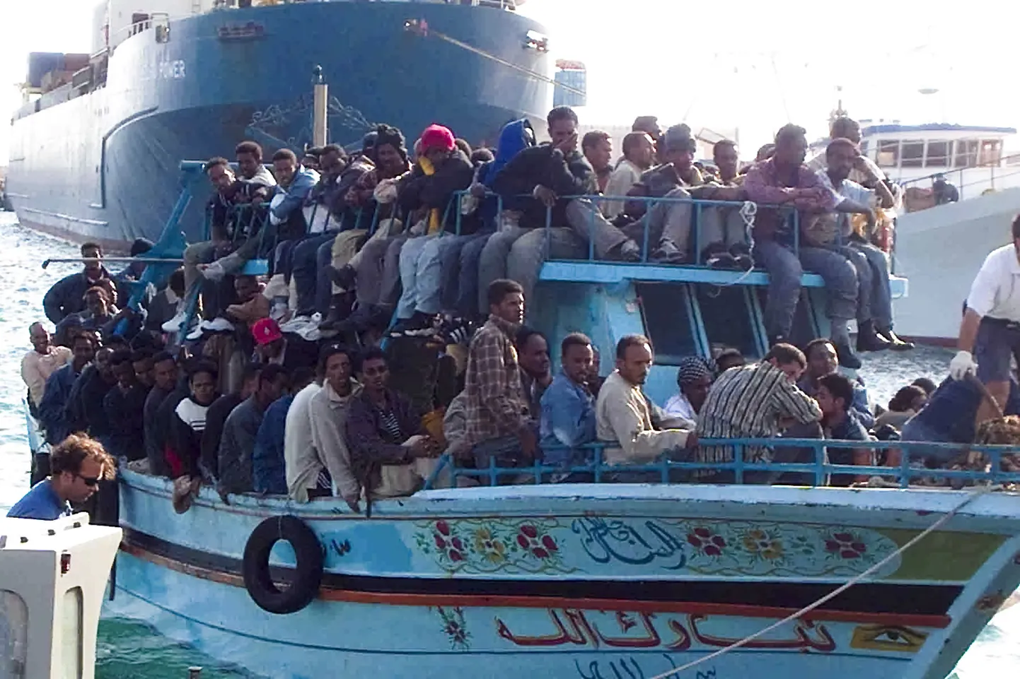 Migrandid saabuvad Itaaliasse. Arvatavalt on need 32 inimest pärit Egiptusest, paadi tabasid Itaalia võimud.