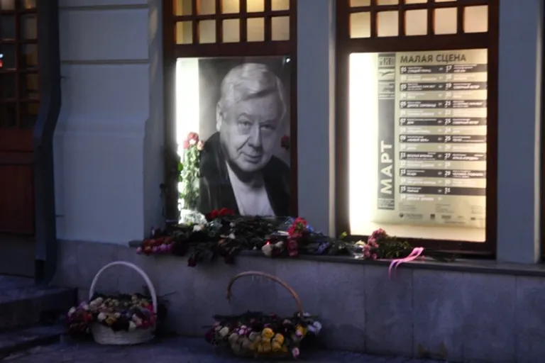 Портрет Олега Табакова в окнах МХТ им. Чехова