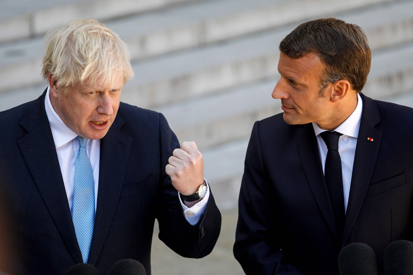 Prantsuse president Emmanuel Macron (paremal) ja Briti peaminister Boris Johnson vestlemas täna Pariisis Élysée palees.