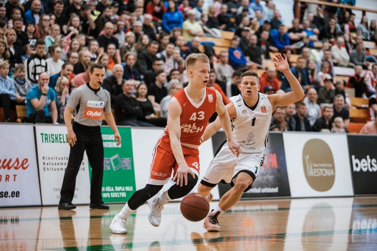 Pärnu Sadama korvpallimeeskond sai Eesti meistrivõistluste pronksiseeria teises mängus kodusaalis TalTechi üle lisaajal kuuepunktise võidu ja on ajaloolistest medalitest ühe võidu kaugusel.