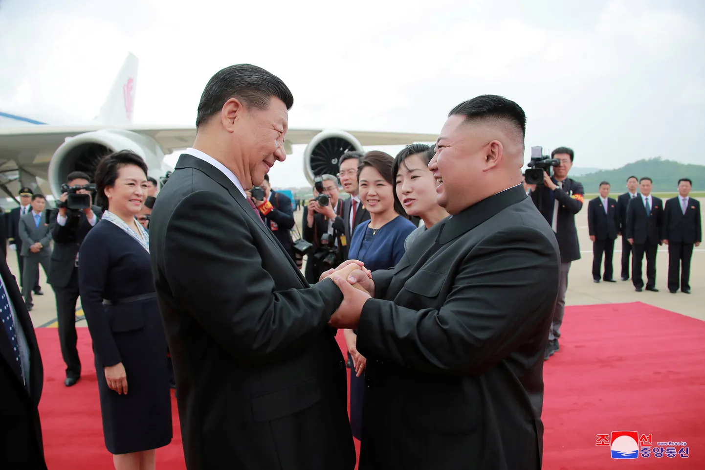 Põhja-Korea liider Kim Jong-un (paremal) tervitab Hiina presidenti Xi Jinpingi.
