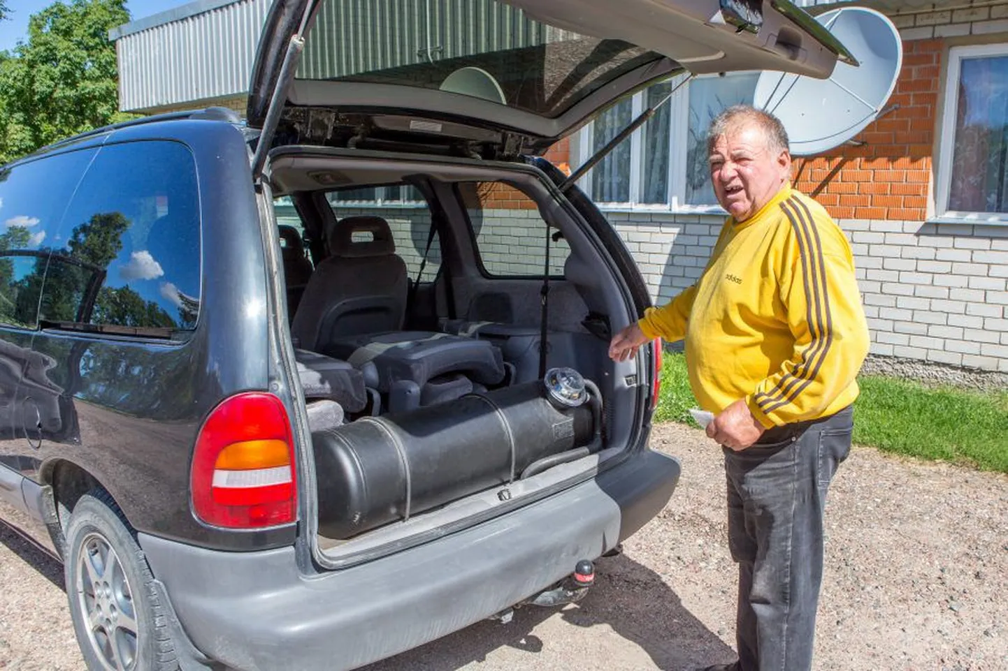 Jossif Tšedreki osutab Saare Autogaasi paigaldatud paagile, mis tegi auto tema jaoks kasutamiskõlbmatuks.