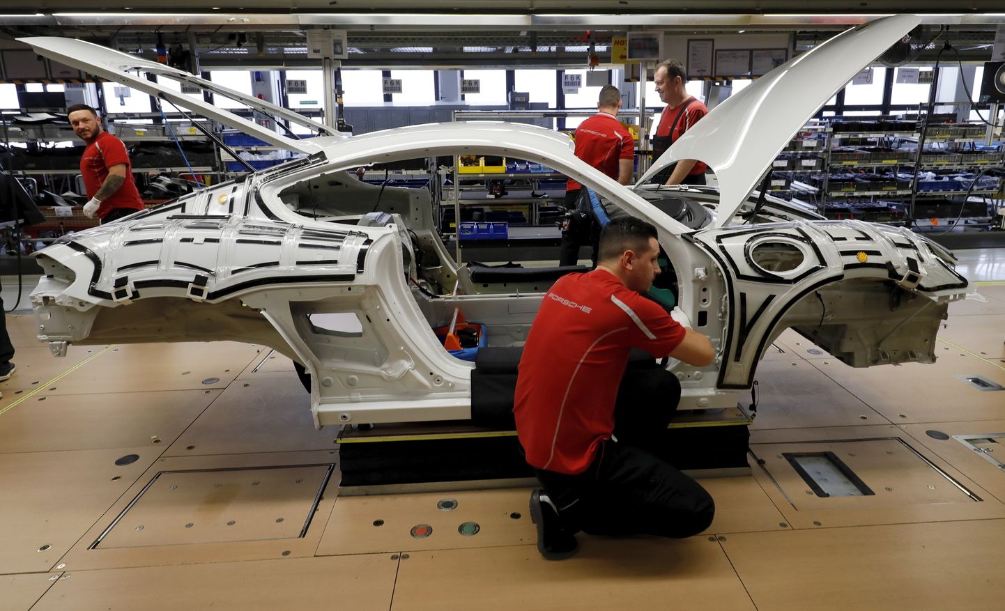 Saksamaa äriaktiivsus on kaotamas kiirust. Pildil töölised Stuttgardis Porschet kokku panemas.