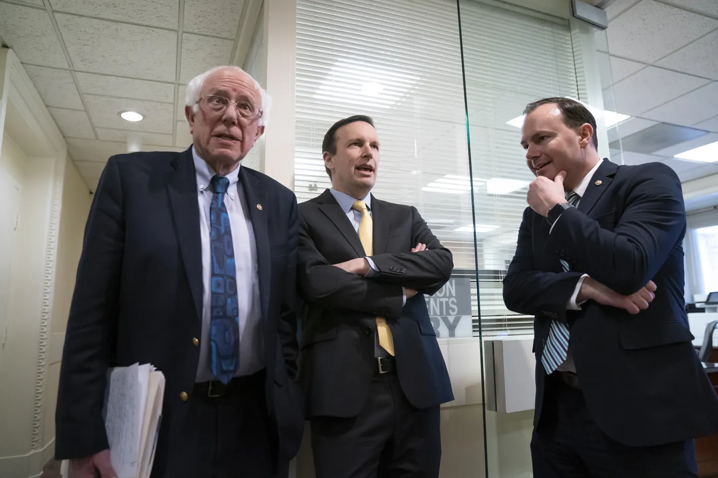 USA valitsust Saudi Araabia juhitud sõda Jeemenis lõpetama kutsuva resolutsiooni autorid. Vasakult senaatorid Bernie Sanders, Chris Murphy ja Mike Lee.
