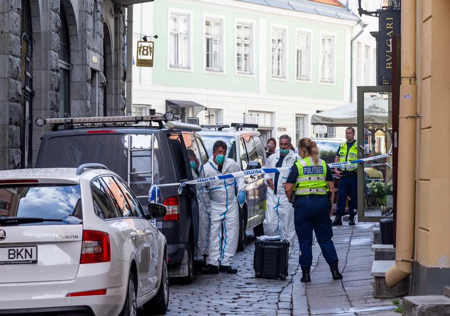 Kuritegude arv eelmisel aastal veidi kasvas. Pildil politseinikud ja kriminalistid Tallinna vanalinnas kuriteopaigal.
