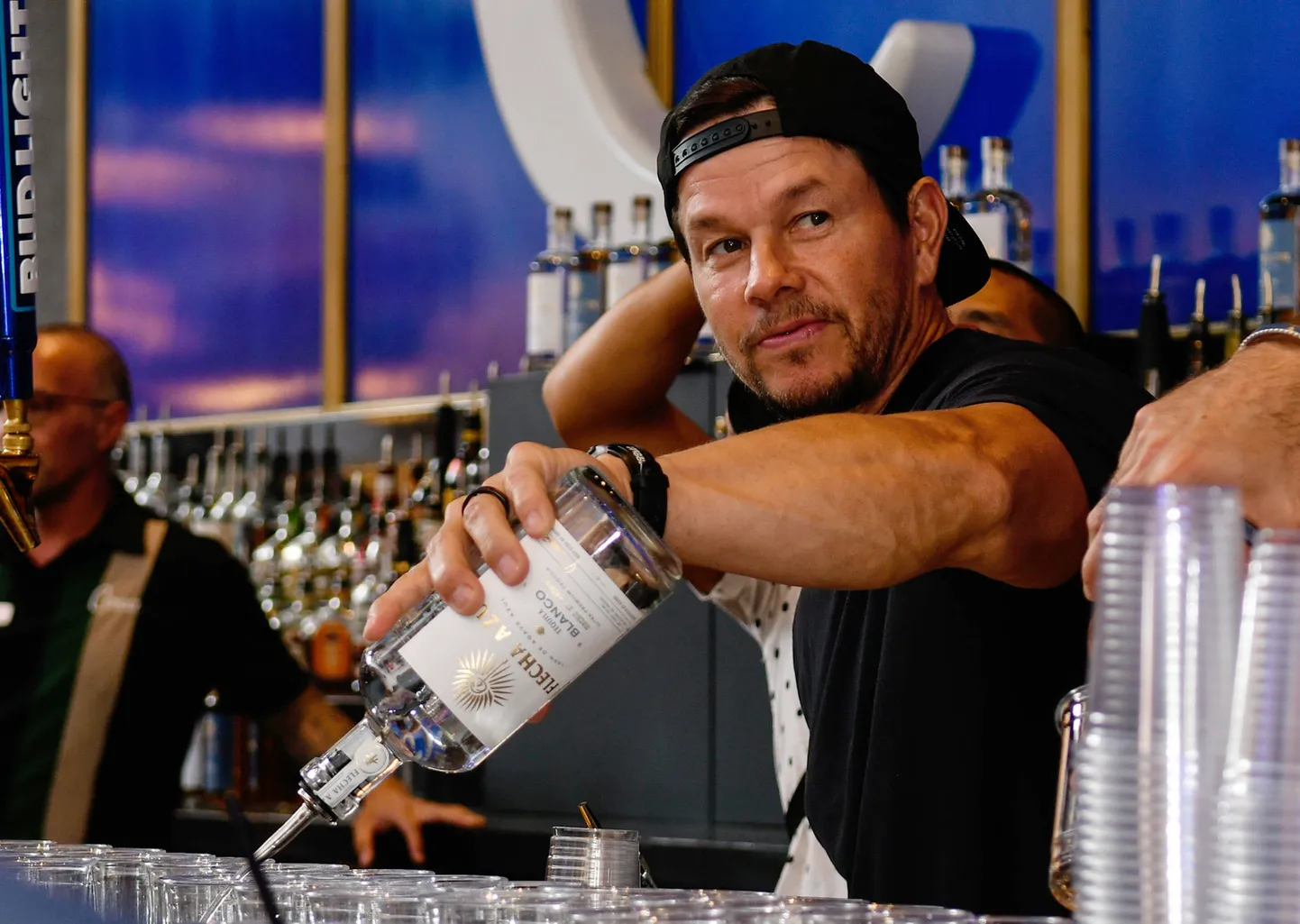 Mark Wahlberg baarileti taga.