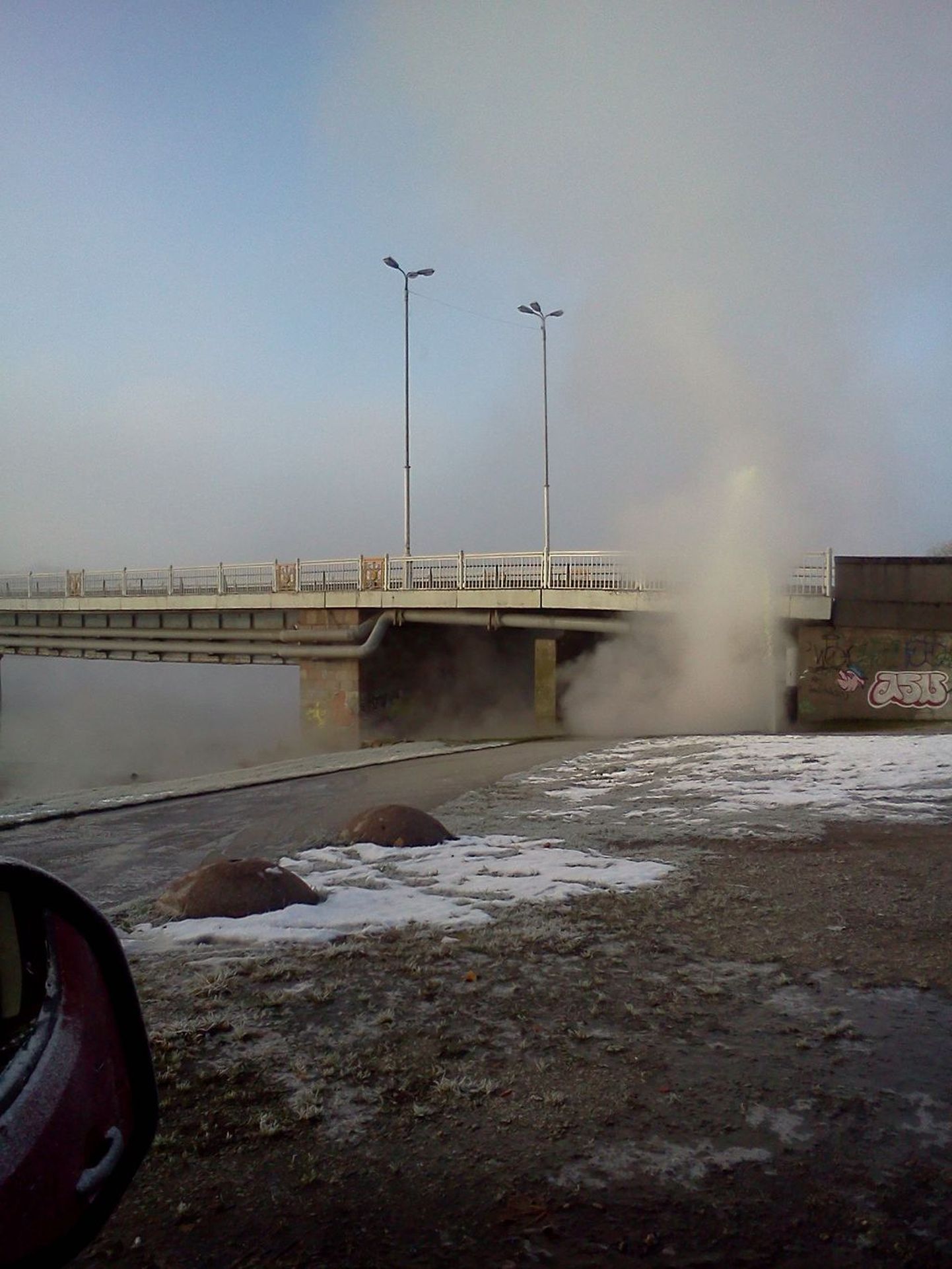 Hommikul Pärnu Kesklinna silla Ülejõe poolses otsa juures lekkima hakanud Fortumi soojatrass paiskas õhku mitme meetri kõrguse veesamba.