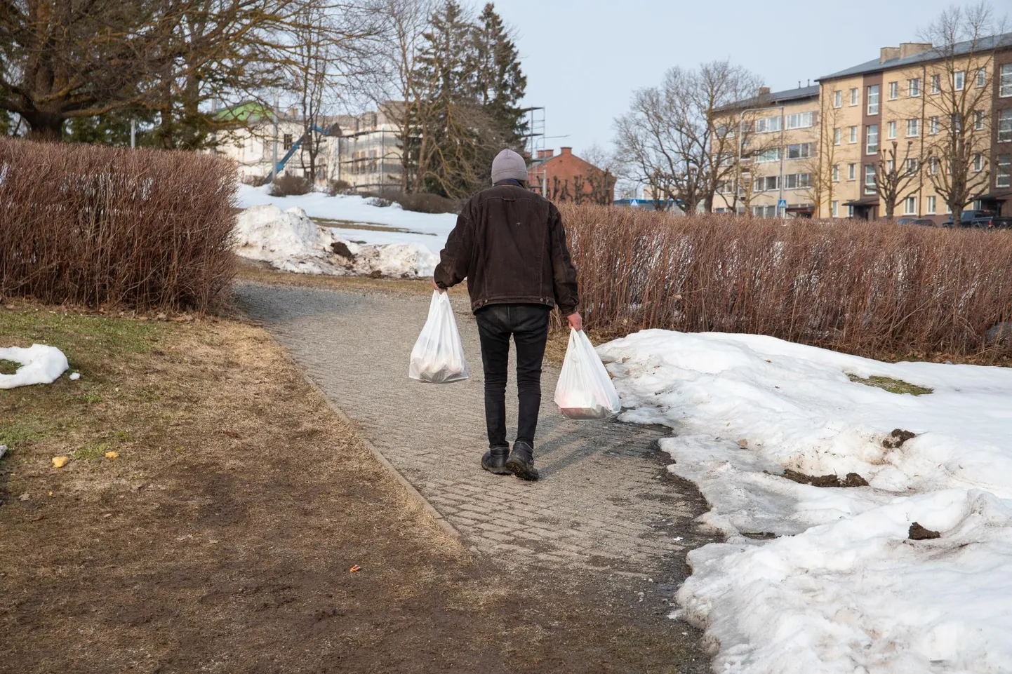 Virumaa Teataja fotograaf oli tänavu märtsis oma silmaga tunnistajaks, kuidas toidupangast abi saanud mees poetas leiva-saia Ausambamäel lihtsalt maha.