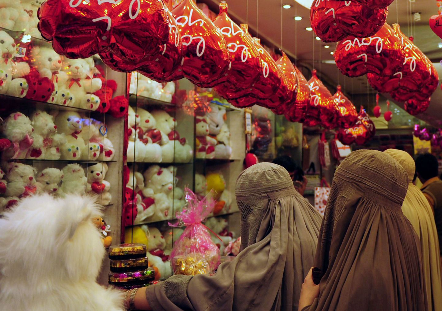 Pakistani mosleminaised sõbrapäeva kingitusi valimas