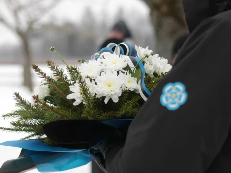 Sinimustvalge pärg Johan Laidoneri 141. sünniaastapäeval.
