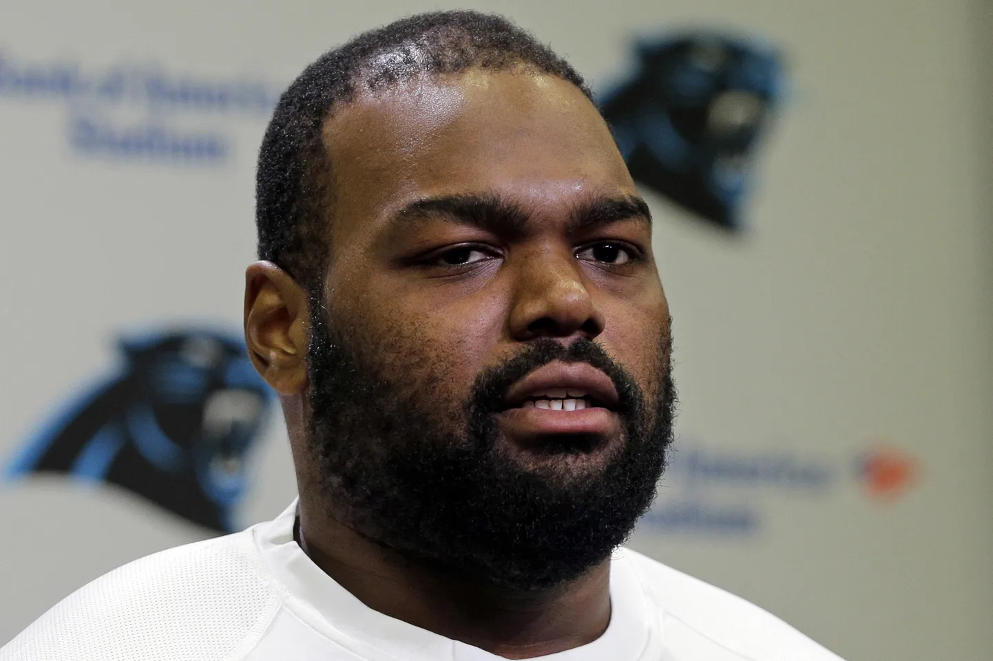 Ameerika jalgpalli meeskonna Carolina Panthers ründaja Michael Oher 20. aprillil 2015 pressikonverentsil Põhja-Carolinas Charlotte'is rääkimas mängijate taastumisprogrammist